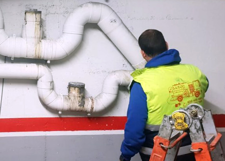Técnico realizando desatasco de tubería en Reus